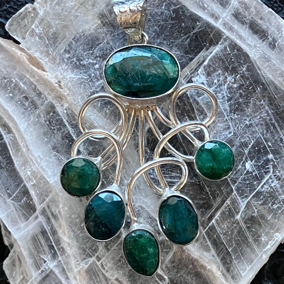Simulated Faceted Green Emerald Gemstone Crystal Jewelry Swirl Pendant - Picture 1 of 6
